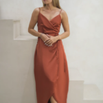 Robe Terracotta originale pour une cérémonie de mariage : Élégance et audace au rendez-vous